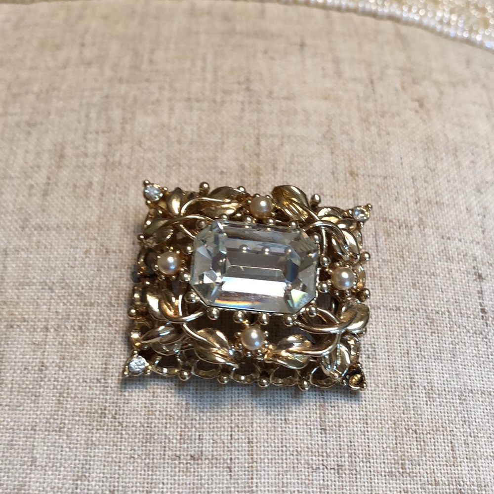 🦋Gold toned vintage brooch, filigree leaves🦋
